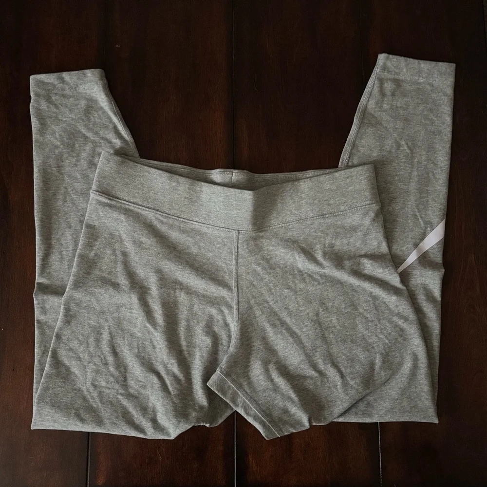 Nike Women’s Gray Crop Leggings with White Swoosh Large - Picture 3 of 6